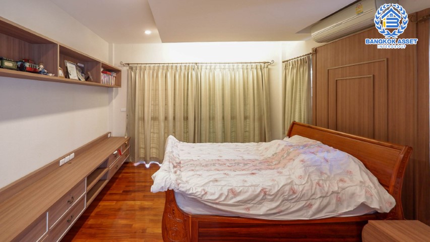 บ้านเดี่ยวมือสองย่านนนทบุรีฯ ม.คาซ่าแกรนด์ รัตนาธิเบศร์-ราชพฤกษ์ เนื้อที่กว้างขวางมากถึง 111 ตร.ว. ฟังก์ชัน 4 ห้องนอน 5 ห้องน้ำ ที่จอดรถ 5 คัน แถมฟรี! เครื่องปรับอากาศ 7 เครื่อง บนทำเลแห่งการเดินทาง ใกล้รถไฟฟ้าสายสีม่วง "สถานีบางรักใหญ่"...